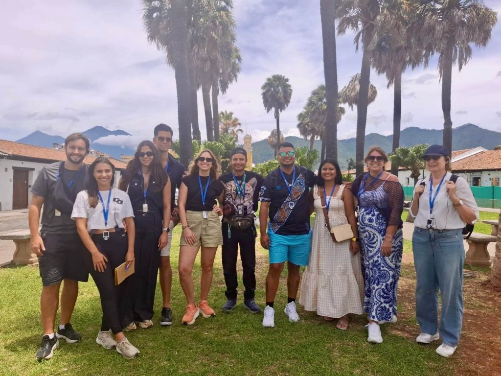 Tecidos coloridos e artesanato guatemalteco em Antigua