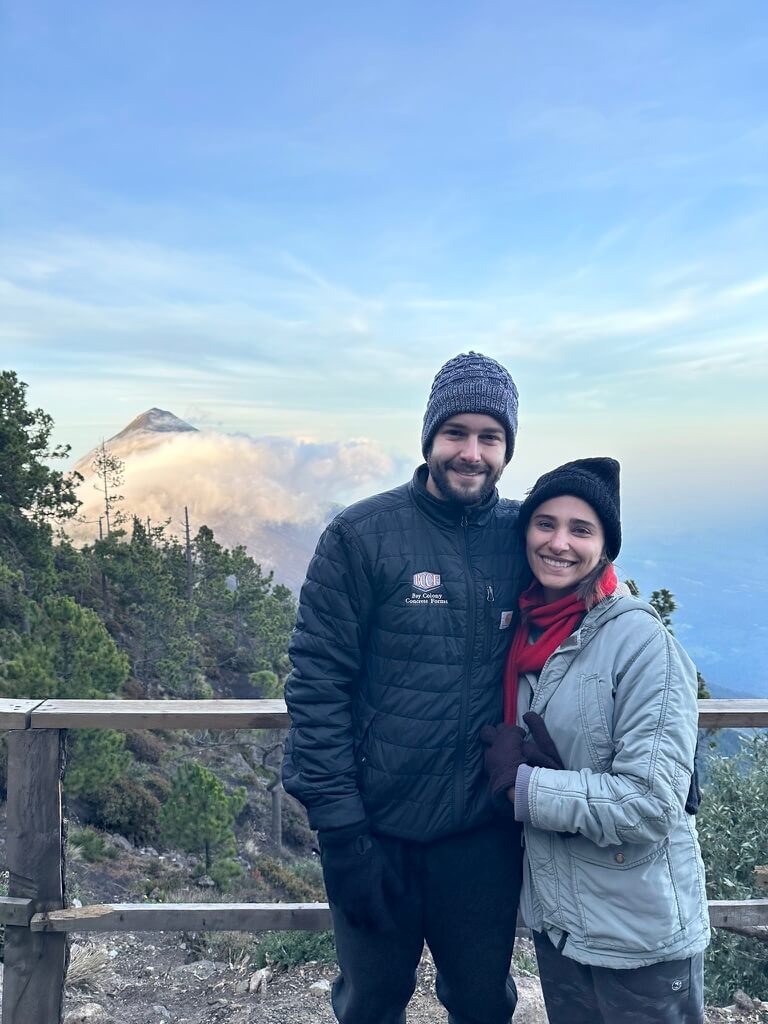 Trilha de subida ao Vulcão Acatenango, na Guatemala, com paisagem de montanha ao fundo