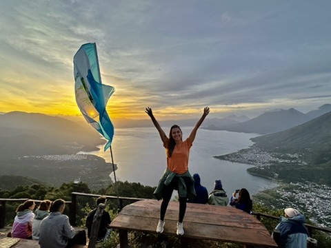 Vista do Lago Atitlán do alto, na Guatemala, cercado por montanhas e vulcões
