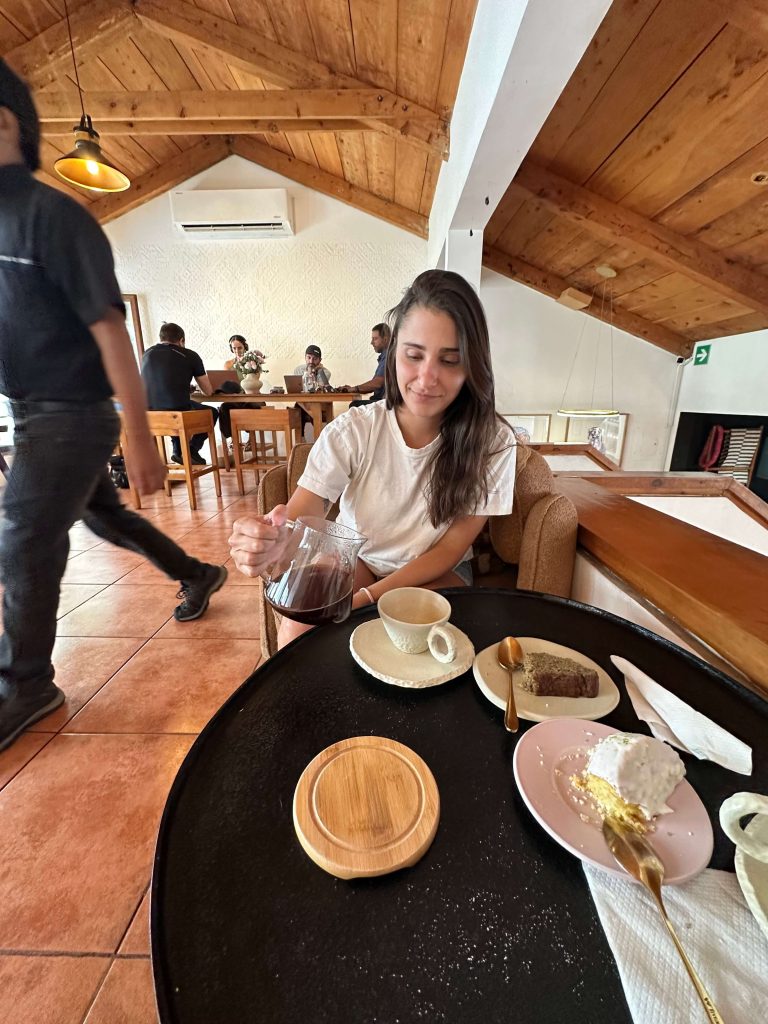 Café especial servido no Artista de Café em Antigua Guatemala