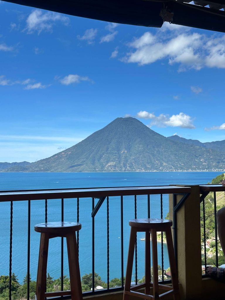 Vista das cidades e dos vulcões ao redor do Lago Atitlán