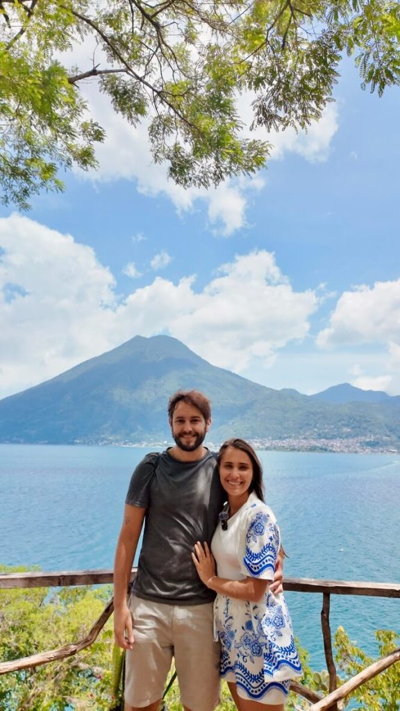 Lago Atitlán cercado por montanhas e vulcões, parada essencial para quem vai viajar para a Guatemala