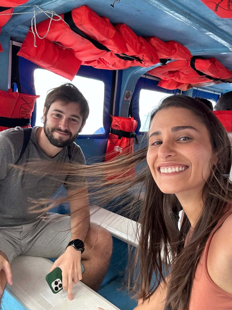 Lancha pública cruzando o Lago Atitlán entre os povoados