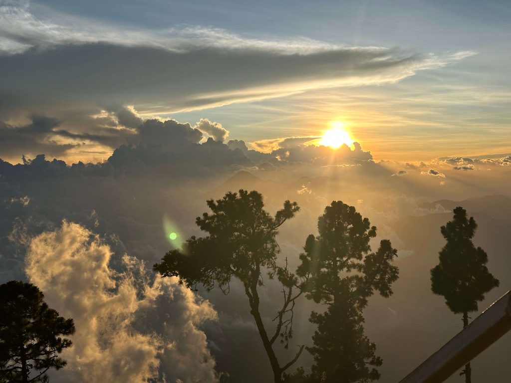 Nascer do sol acima das nuvens no Vulcão Acatenango