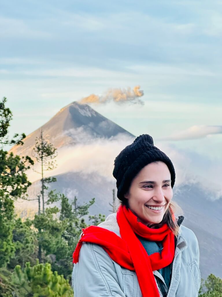 Trilha de subida ao Vulcão Acatenango, na Guatemala, com paisagem de montanha ao fundo