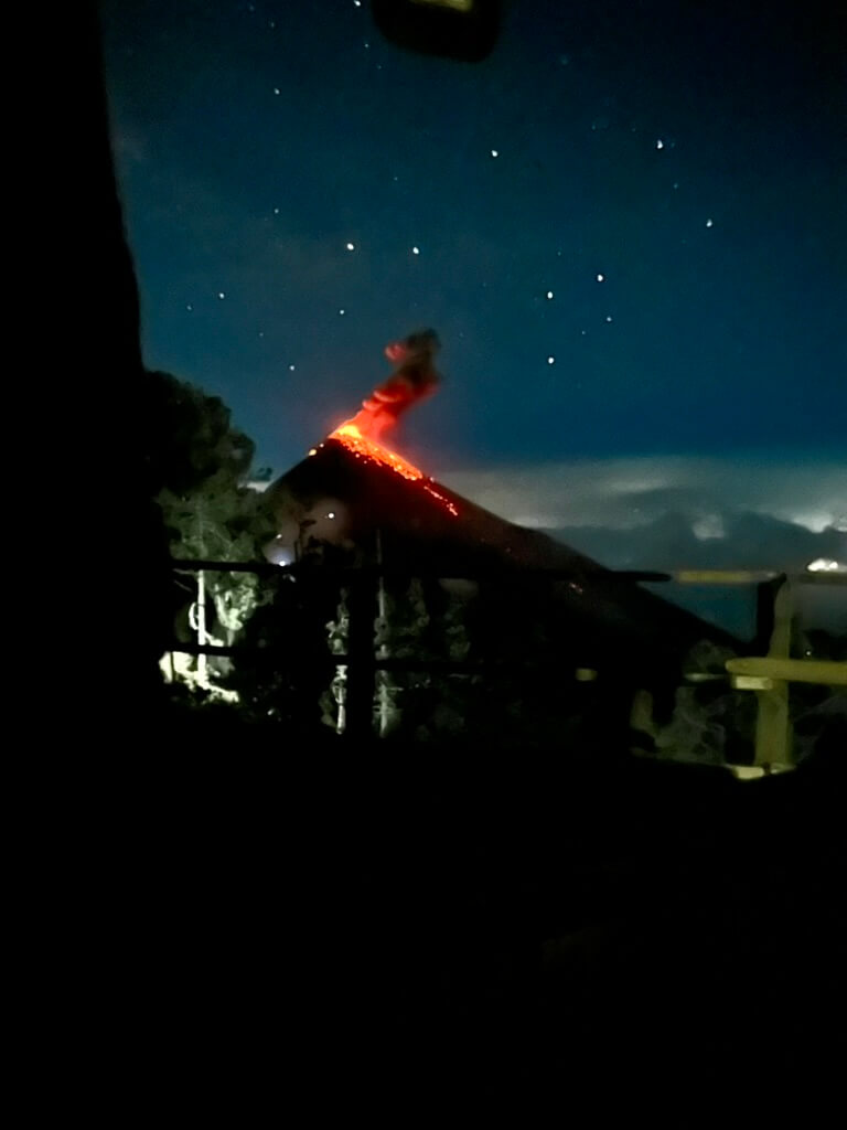Erupção noturna do Vulcão Fuego vista do acampamento no Vulcão Acatenango, na Guatemala
