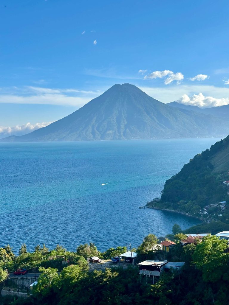 Vulcões San Pedro e Tolimán vistos do Lago Atitlán
