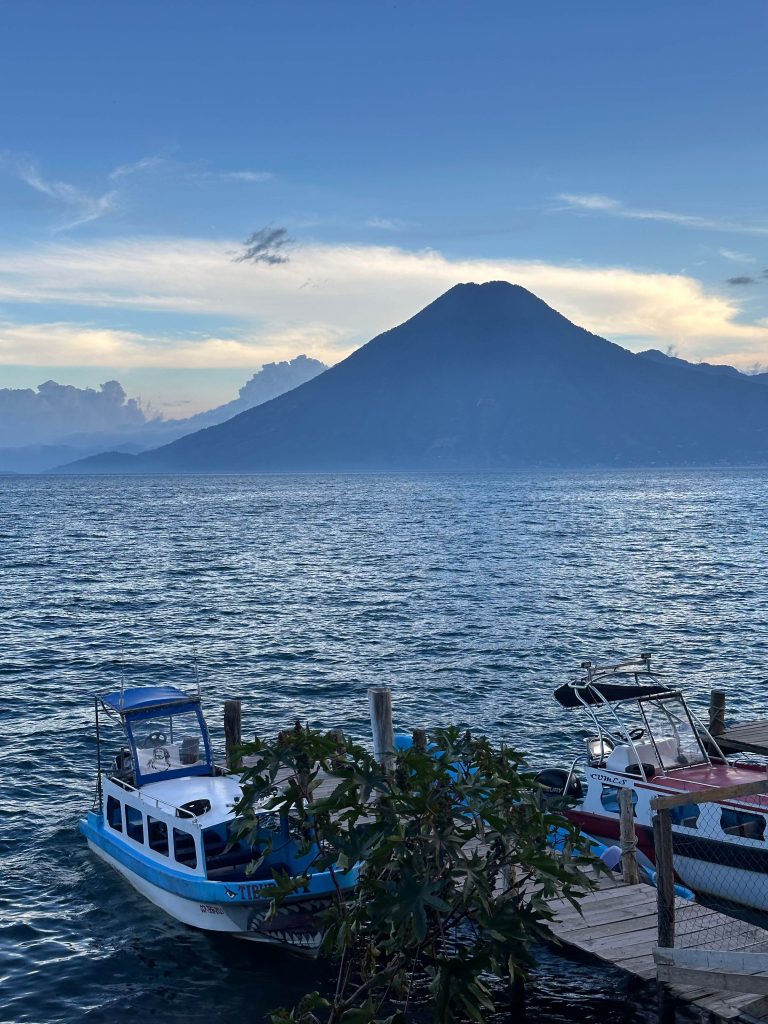 Vulcões San Pedro e Tolimán vistos do Lago Atitlán