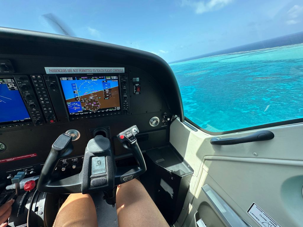 Cabine do avião durante o voo panorâmico para o Great Blue Hole em Belize