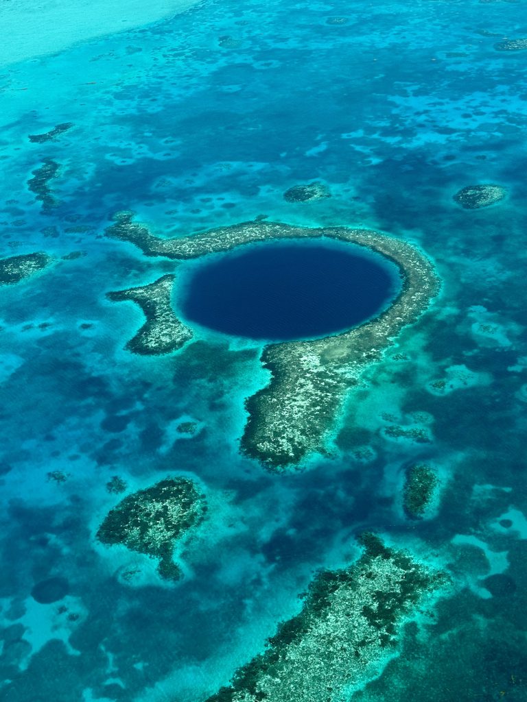 Great Blue Hole visto de cima em Lighthouse Reef, Belize
