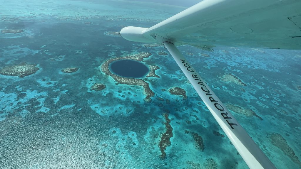 Vista aérea do Great Blue Hole, em Belize, durante o voo da Tropic Air