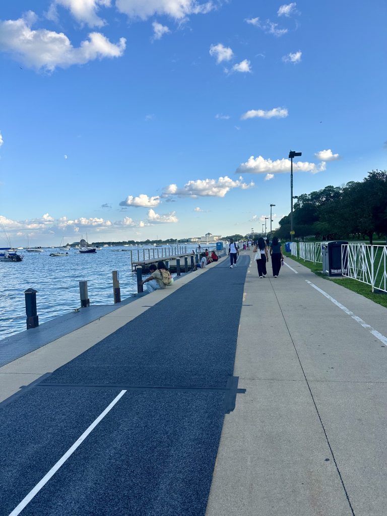 Ciclovia da orla do Lago Michigan com o skyline de Chicago ao fundo