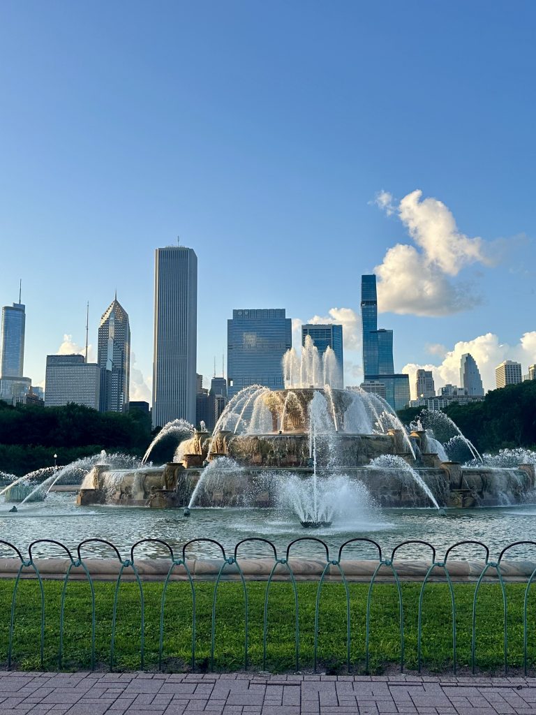 Buckingham Fountain, com os prédios de Chicago ao fundo.