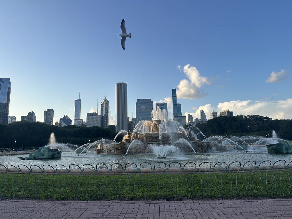 Buckingham Fountain com o skyline de Chicago ao fundo