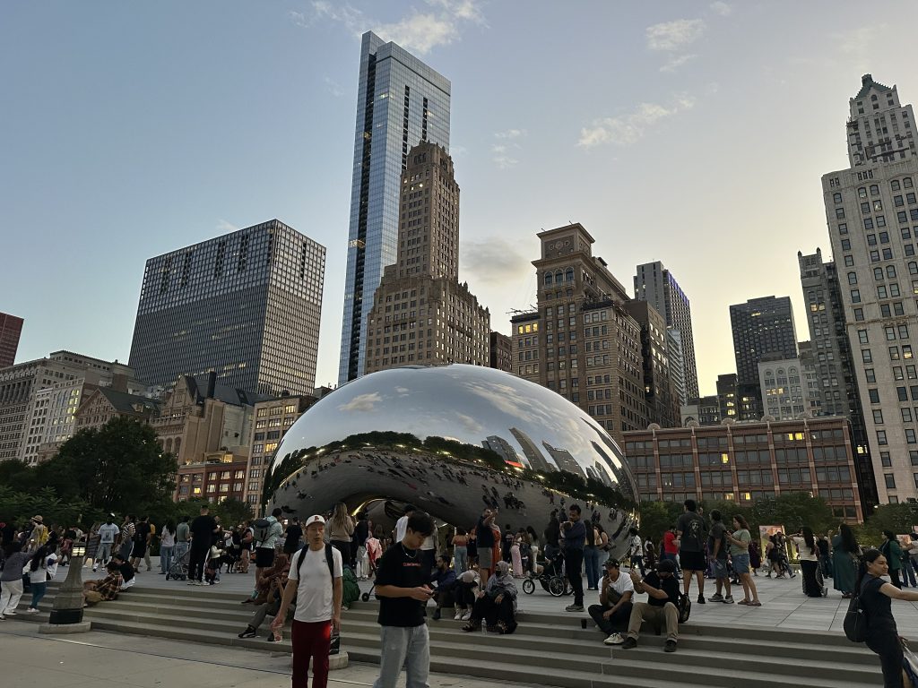 The Bean no Millennium Park refletindo os prédios de Chicago.