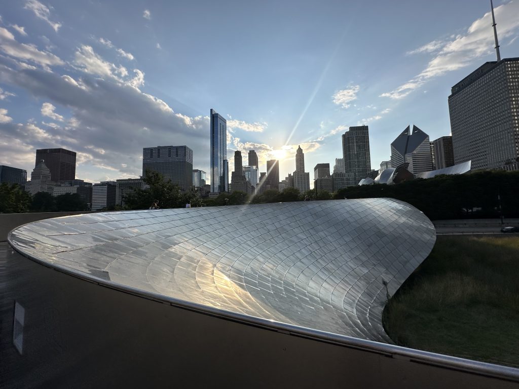 Ciclovia da orla do Lago Michigan com o skyline de Chicago ao fundo