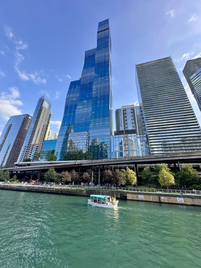 Prédios de Chicago vistos durante o passeio de arquitetura pelo rio