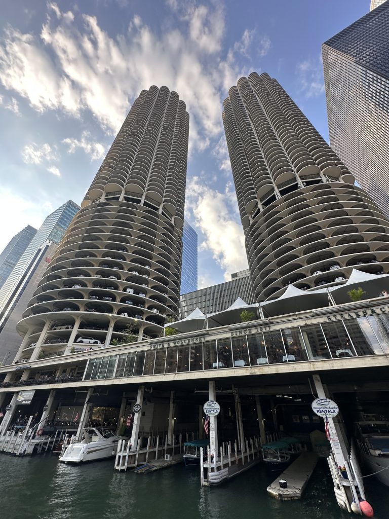 Torres Marina City vistas do Chicago River