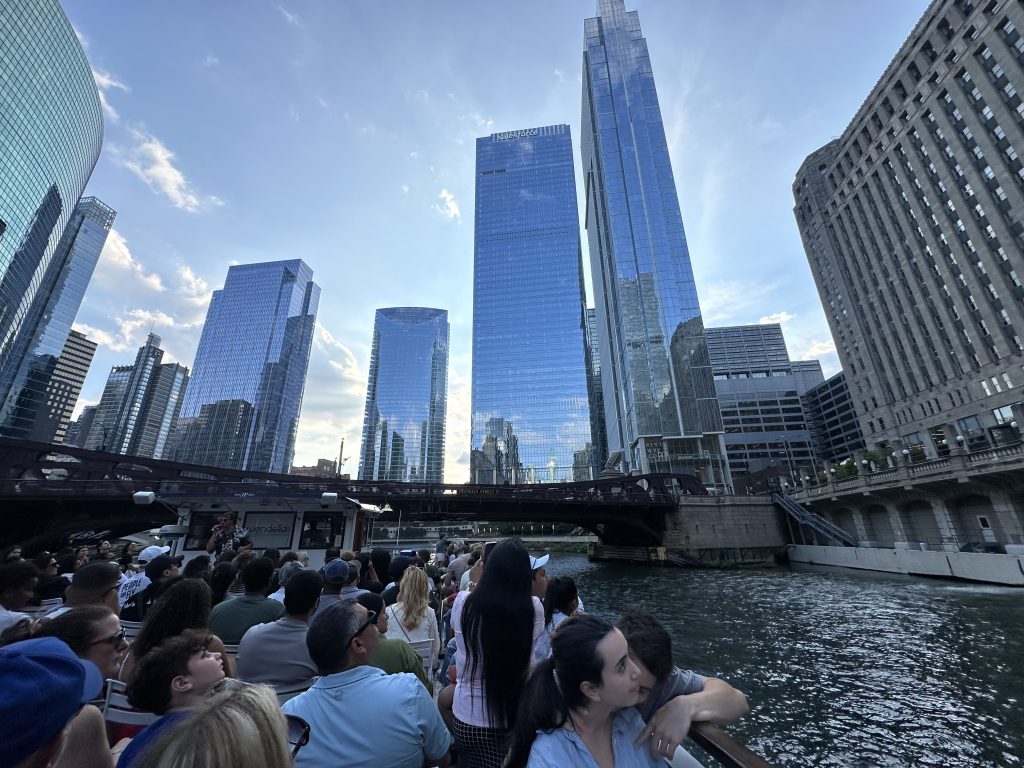 Passeio de barco pelo Chicago River entre os prédios do centro de Chicago