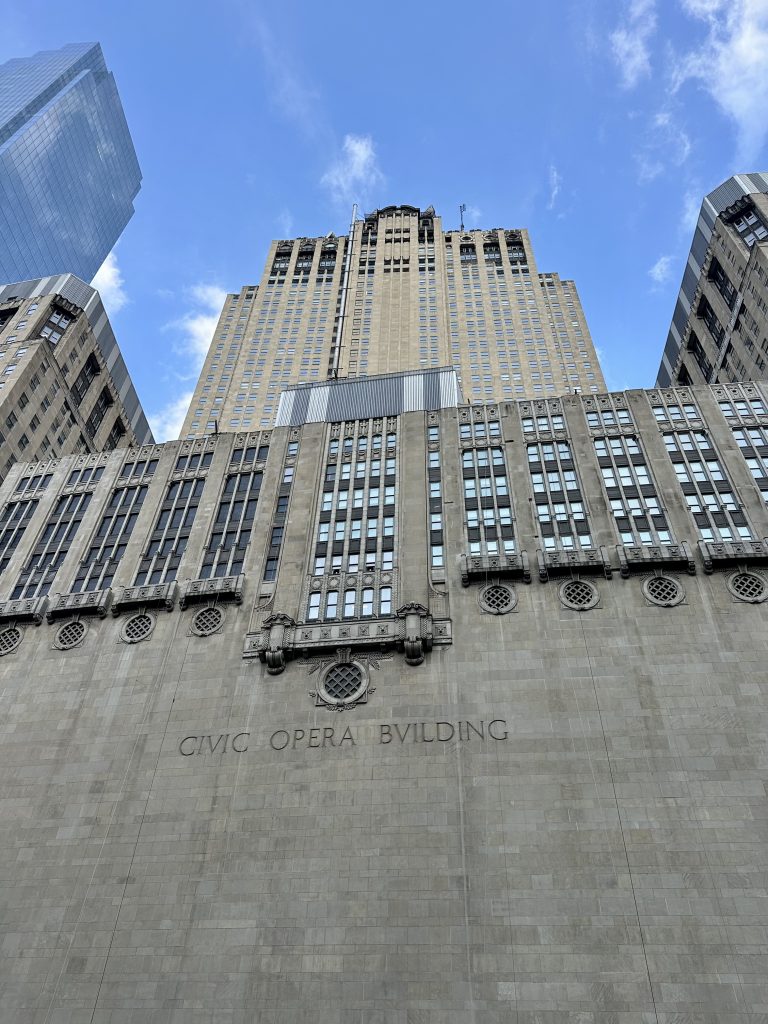 : Civic Opera Building visto a partir do Chicago River
