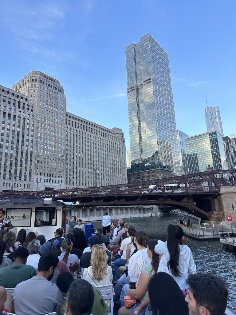 Prédios de Chicago vistos durante o passeio de arquitetura pelo rio