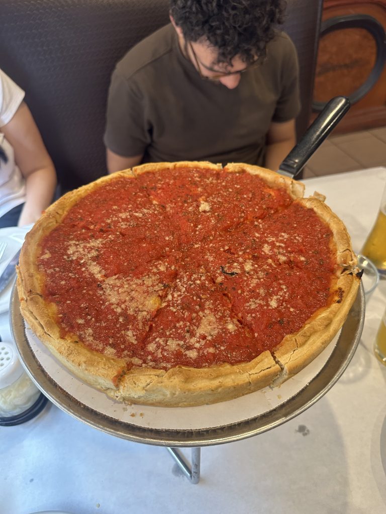Deep-dish pizza de Chicago com massa alta e recheio generoso