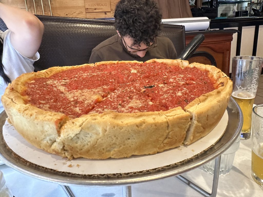Deep-dish pizza de Chicago com massa alta e recheio generoso