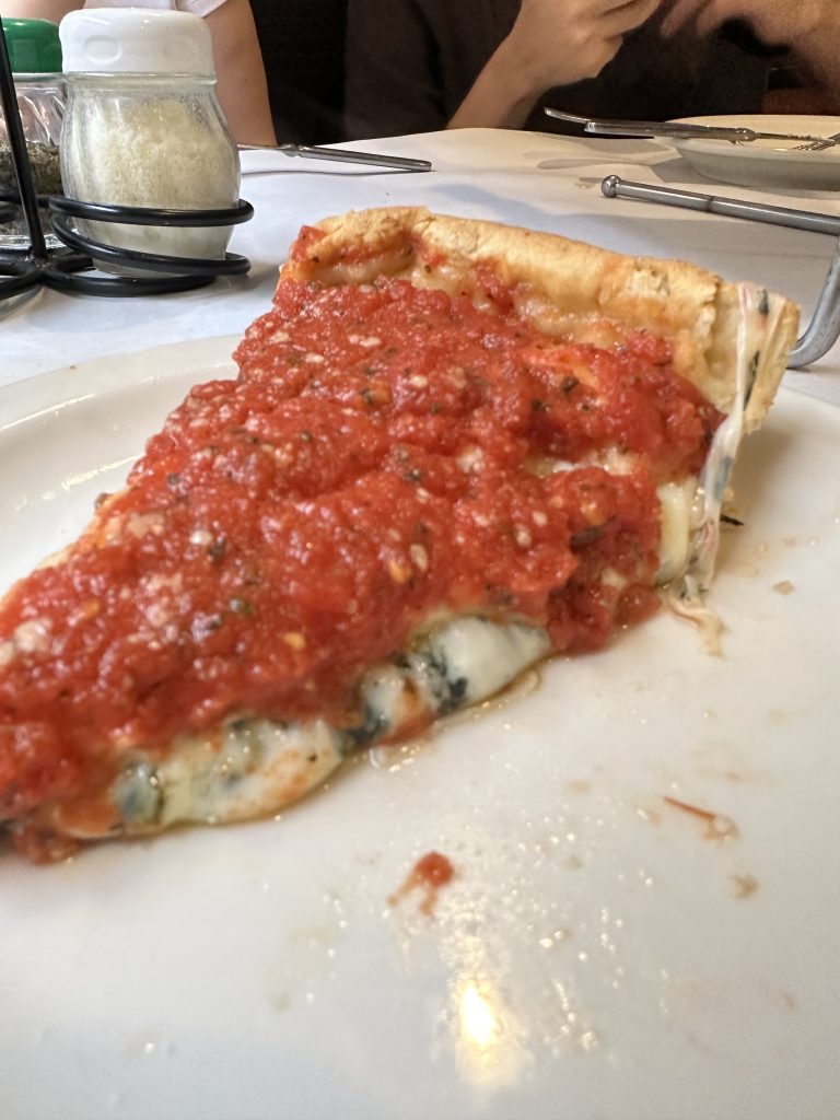 Deep-dish pizza de Chicago com massa alta e recheio generoso